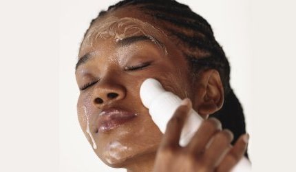 Skinimalismo volta a ganhar forças no Brasil diante do “beauty burnout”