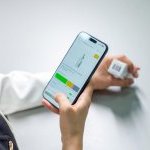 O consumidor escaneia o código de barras e acessa nformações sobre os ingredientes dos cosméticos