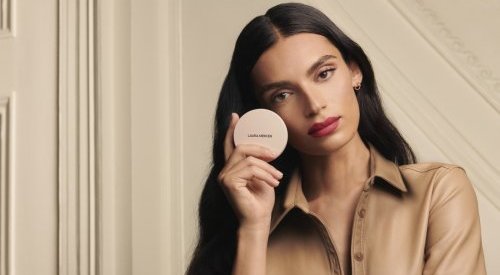 Laura Mercier lança pó compacto com efeito ultra fosco