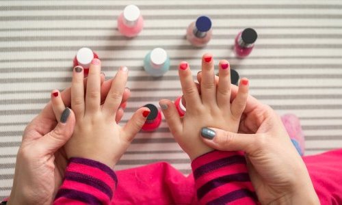 Fiabila usa expertise em fórmulas à base de água para criar esmaltes divertidos