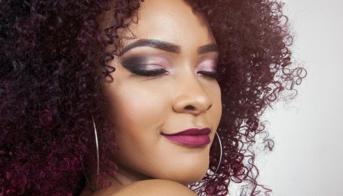 Cabelos com curvaturas têm cuidados cada vez mais especializados no Brasil 