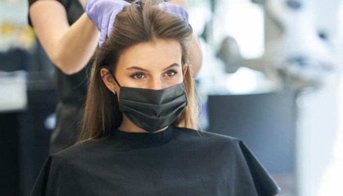 Estudo comprova eficácia do uso de máscaras em salão de beleza