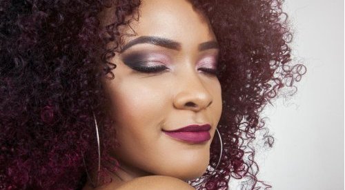 Cabelos com curvaturas têm cuidados cada vez mais especializados no Brasil 