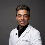 Dr. Yannis Alexandrides fundador da marca 111SKIN com sua esposa Eva (Foto: 111SKIN)