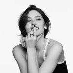 A cantora e compositora americana Gracie Abrams é o rosto do perfume Coco Mademoiselle Crush Absolu (Foto: Chanel)