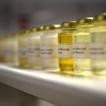 Óleos essenciais no centro de pesquisa da Beraca