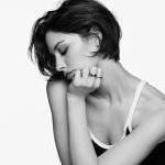 A cantora e compositora americana Gracie Abrams é o rosto do perfume Coco Mademoiselle Crush Absolu (Foto: Chanel)