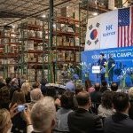 Yoon Sang Hyun, vice-presidente do Kolmar Group, faz um discurso comemorativo na cerimônia de abertura da segunda fábrica da Kolmar USA (Foto: Kolmar Korea)