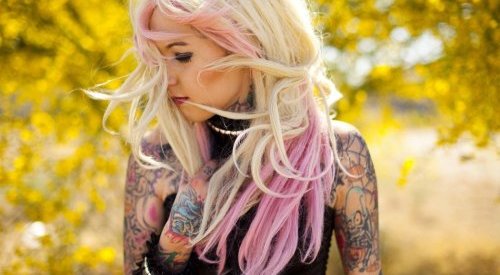 Marcas de cosméticos investem no cuidado da pele tatuada