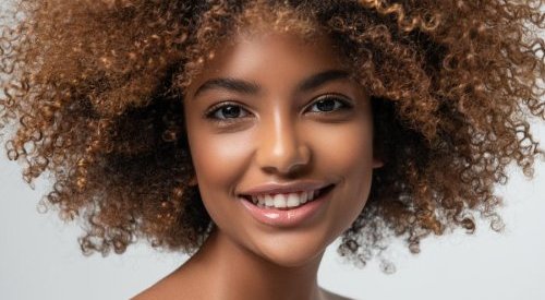 Cabelos mais naturais são tendência desde a chegada da Covid-19 no Brasil