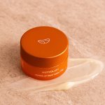 Marca tem embalagens minimalistas, texturas indulgentes e assinatura olfativa sofisticada