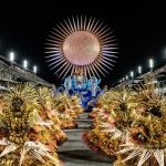 Carnaval no Brasil é sinônimo de corpos pouco vestidos, mas repletos de brilho. - Photo: © AFP Photo / Yasuyoshi Chiba
