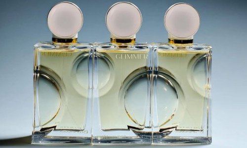 Estée Lauder revela Glimmer, sua primeira nova fragrância desde 2021