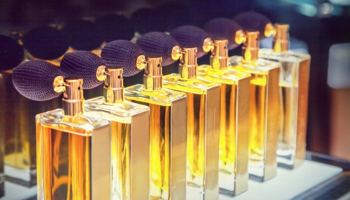 Mais acessíveis que outros produtos de luxo, os cosméticos desafiam a crise