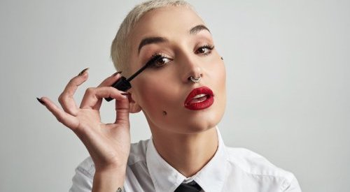Mascara cocktailing, a nova tendência de maquiagem que está bombando no TikTok