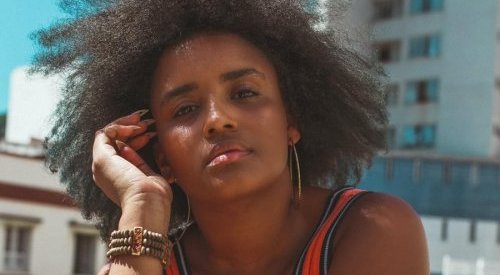 Marcas de proteção solar investem em versões pigmentadas de seus produtos