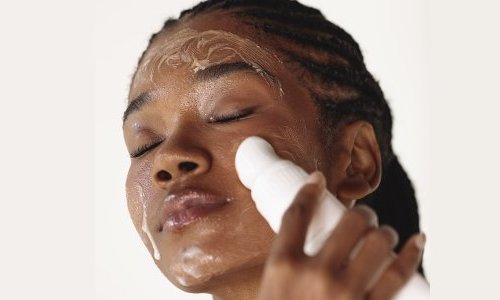 Skinimalismo volta a ganhar forças no Brasil diante do “beauty burnout”