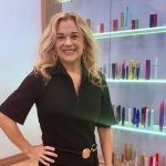 Mariana Fonseca, diretora de vendas da GEKA nas Américas, no showroon da nova unidade