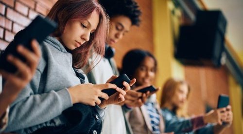 O parlamento francês proíbe redes sociais para menores de 15 anos
