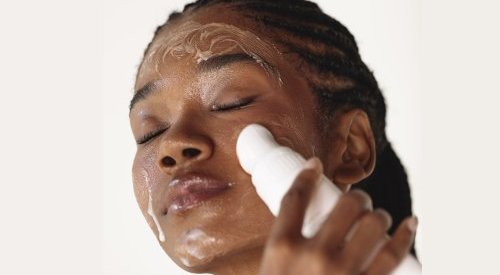 Skinimalismo volta a ganhar forças no Brasil diante do “beauty burnout”