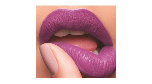 "Simplifying the makeup routine is the concept in fashion," says Juliana Barros from Avon