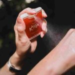 Kanga transformou uma manteiga vegetal densa em um spray fluido de toque seco