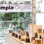 Os produtos da Simple Organic estão disponíveis atualmente em uma plataforma multicanal, incluindo o e-commerce, responsável por mais da metade do faturamento da marca, e pontos de vendas físicos, dentre lojas próprias e franquias.