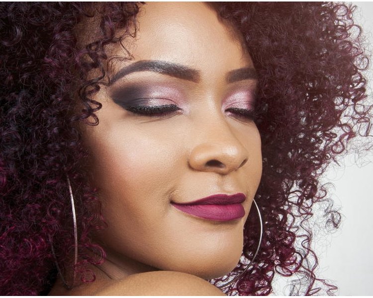 Cabelos com curvaturas têm cuidados cada vez mais especializados no Brasil 