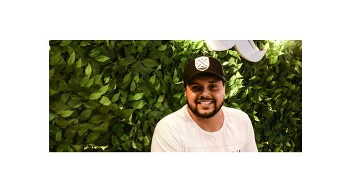 Redes de barbearia apostam no aquecido mercado masculino e lançam marcas próprias de cosméticos