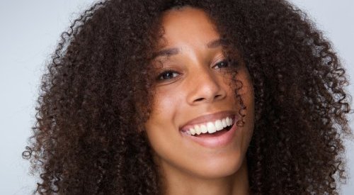 Inspirado em tratamentos de salão, acidificante capilar ganha mercado de massa 