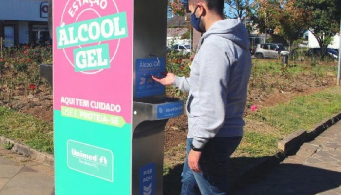 Empresa lança equipamento que disponibiliza álcool em gel em locais públicos