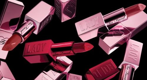 Too Faced lança Lady Bold, batom e lápis de boca com cores intensas