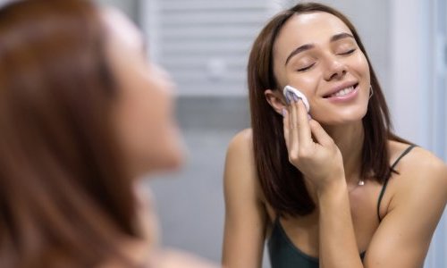 Estudo encontra relação entre uso de cosméticos e poluentes no organismo