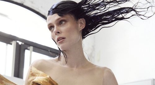 Nars cria a beleza para desfile de Iris Van Herpen na semana de Alta Costura