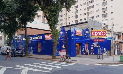Oxxo e Nivea levam loja emblemática ao litoral e reforçam parceria no verão