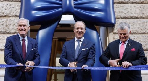 Estée Lauder aposta em Paris, fragrâncias e inovação para acelerar recuperação