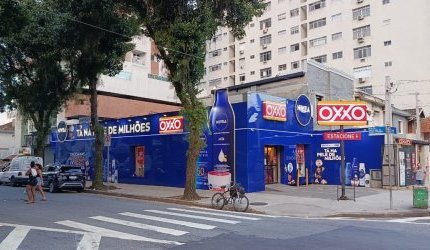 Oxxo e Nivea levam loja emblemática ao litoral e reforçam parceria no verão