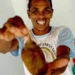 Agricultor com cupuaçu orgânica