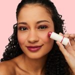 Payot amplia linha Chérie com lançamento de Blush Stick Multifuncional 3 em 1 (Foto: divulgação / Payot)