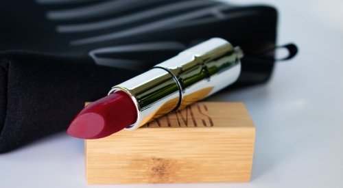 Baims apresenta seu novo batom com fórmula hidratante e embalagem recarregável