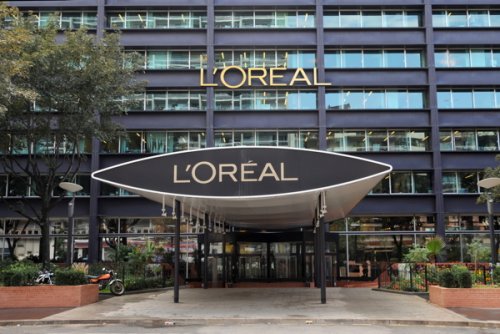 A L'Oréal Paris e a Valentino assinaram um contrato de licença para a criação,...