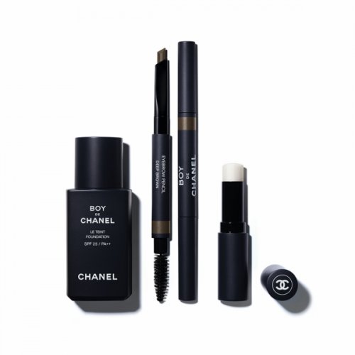 A Chanel anuncia o lançamento de sua primeira linha de maquiagem para...